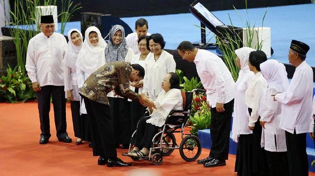 Presiden Joko Widodo mencium tangan gurunya. (Foto : http://baranews.co/)