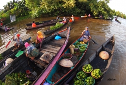 Aktivitas pagi di Pasar Terapung Lok Baintan di Sungai Martapura