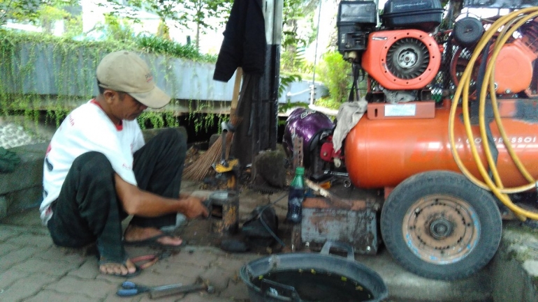 Selain sebagai tukang tabal ban, Suwarto menambah penghasilan dengan menjual Pertalite eceran. Dok pribadi