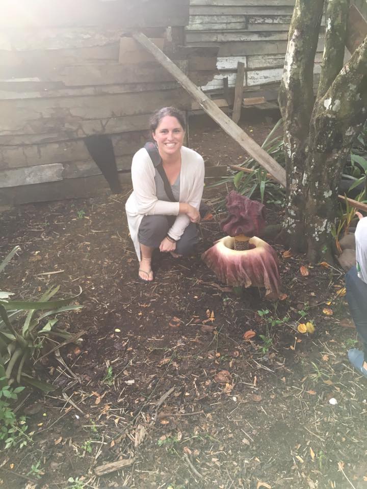 Terri Breeden berfoto bersama bunga Amorphophallus paeoniifolius. Foto dok. Terri