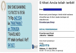 Pembayaran Tiket Pesawat dengan SMS Banking (kiri) & E-tiket yang Dikirim Via Email (dokpri)