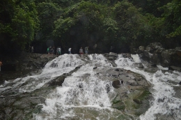 Di bagian atas air terjun ini terdapat goa yang disebut Goa Rang Reng. Kamu bisa menuju ke goa tersebut melalui bebatuan kering sebelah kiri air terjun. (dokpri)