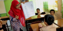 Guru profesional mengajar para siswanya dengan dengan total. (Foto : http://edupost.id/)