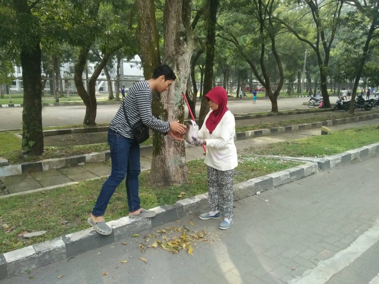 Mahasiswa USU membagikan makanan kepada petugas kebersihan di Medan 26/11/2016 (dok. Tim Relawan Indonesia USU)