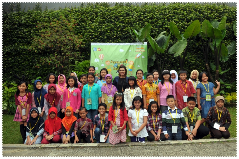 Peserta Konferensi Anak berfoto bersama Duta Baca Indonesia, kak Najwa Shihab (foto: dok. red Bobo)