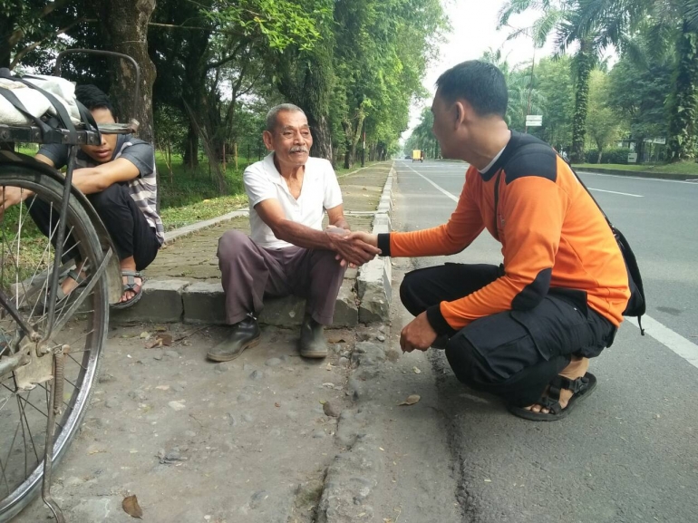 Pak Demin mengucapakna terima kasih pada salah seorang relawan MENABUNG (dok. Majid 26/11/2-16)