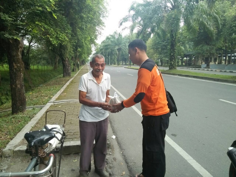 Pak Demin sangat senang menerima nasi bungkus dari salah seorang relawan MENABUNG (dok. Majid 26/11/2-16)