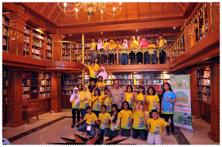 Kami berfoto bersama Pak Ilham Habibie di perpustakaan milik Pak Habibie. Ribuan buku tersusun rapi di sana. (Foto: dok.red Bobo)