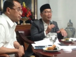  Menteri Perhubungan Budi Karya Sumardi dan Walikota Bandung Ridwan Kamil membahas masalah transportasi di Bandung. (Foto: Benny)