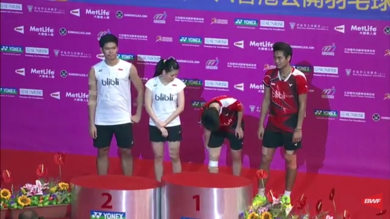 Butet masih sempat memegang lutut kanannya yang sakit jelang penganugerahan medali Hong Kong Open 2016/@BulutangkisRI