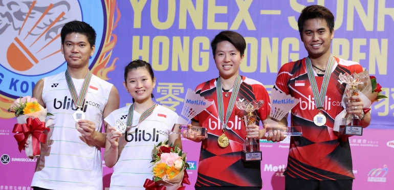 Owi/Butet-kanan dan Praveen/Debby di podium utama Hong Kong Open 2016/badmintonindonesia.org