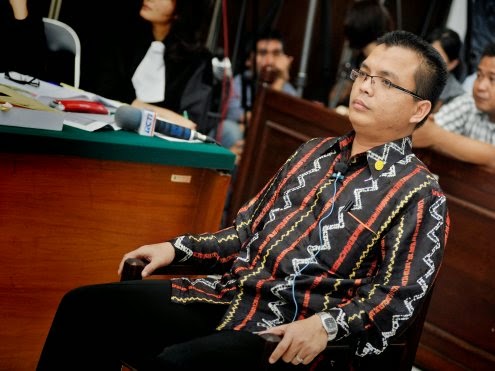 denny indrayana duduk di pengadilan