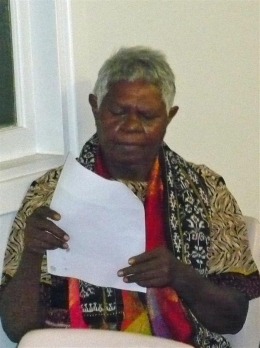 Susan Edgar tetua Aborigin yang sangat terpandang sedang melihat photo ayahnya Abdoel Gafoer. Photo: Adrian Vickers