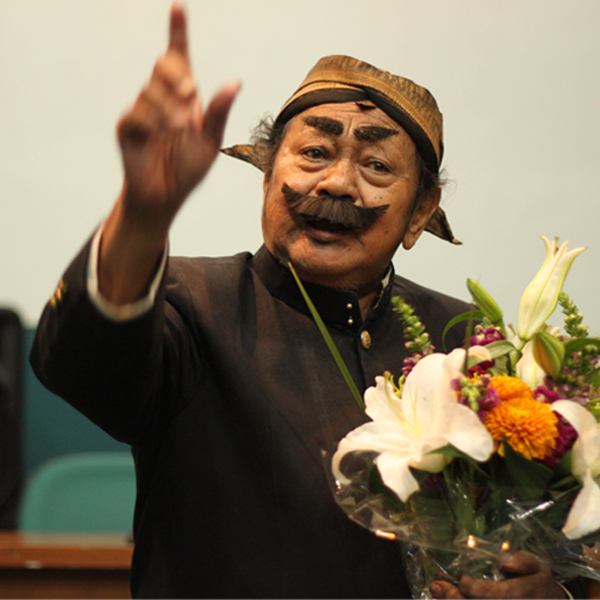 Drs. Suyadi atau yang lebih dikenal Pak Raden (sumber :www.biografipedia)