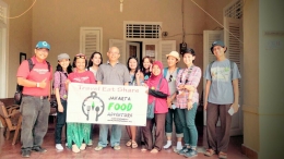 Peserta Tour berphose di depan rumah ex Presiden Depok (Sumber: Jakarta Food Adventure)