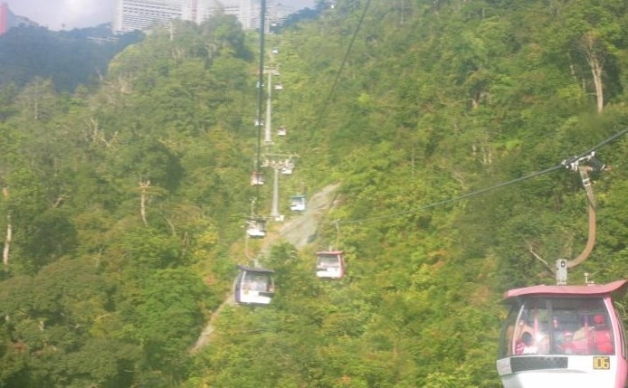 Cable car atau kereta gantung terpanjang, termasuk salah satu hiburan keluarga.sambil menikmati pemandangan rain forest dan sejuknya angin pegunungan.Namun bila kabut tebal,operasionalnya dihentikan demi keselamatan penumpang/tjiptadinata effendi