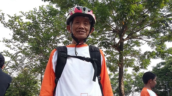 Pak Samsuri, peserta tertua pada acara Fun Bike Pop Up Playground (dok : Rushan)