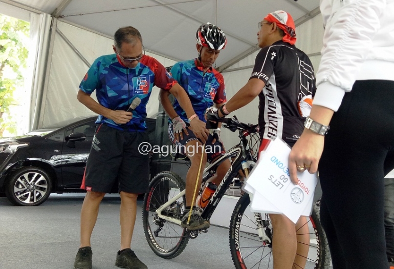 Pak Iskandar sedang menjelaskan bersepeda yang benar -dokpri