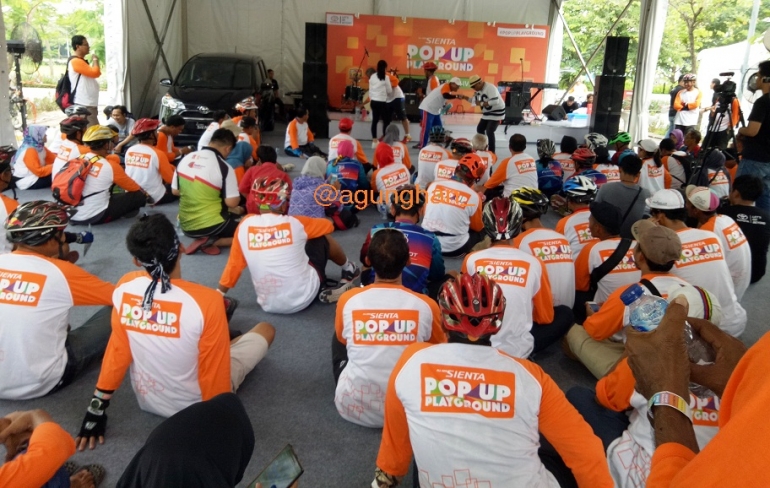 Peserta fun bike sedang dihibur dua MC Kocak -dokpri