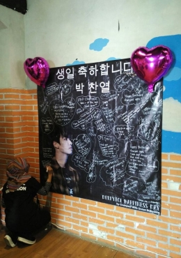 Anggota CWU mengucapkan selamat ulang tahun untuk Chanyeol dan membubuhkan tanda tangan pada media yang disediakan (dokpri)