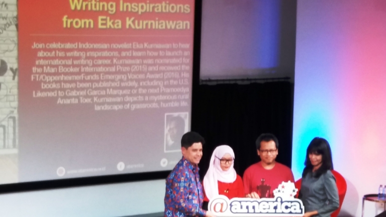 Eka/berbaju merah dan sang editor/baju abu-abu berfoto bersama perwakilan dari @america (Dokpri)
