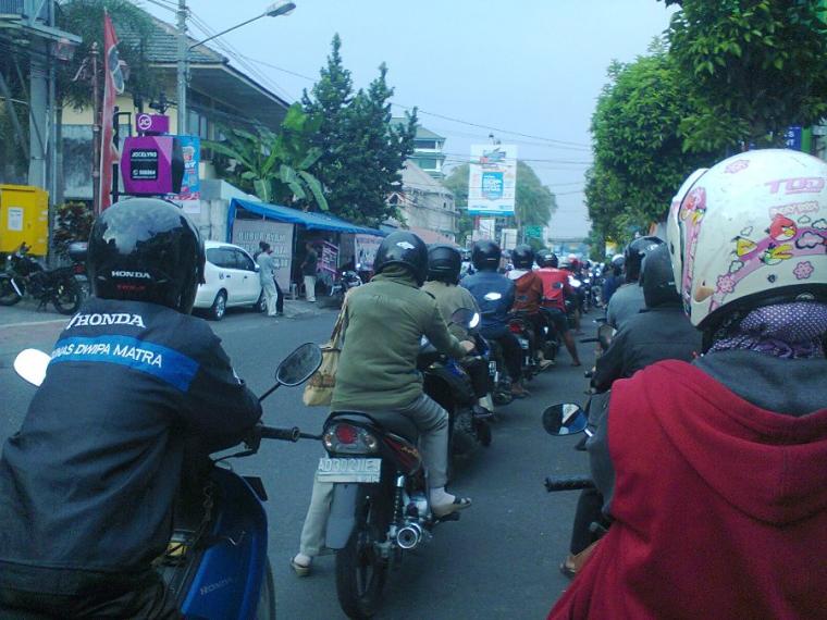 Antrean pembeli BBM mengular hingga ke jalan menuju SPBU Sagan, Yogyakarta pada 28 Agustus 2014 (dok. pri).