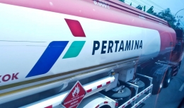 Truk tangki BBM Pertamina melintas di jalur selatan Jawa Tengah-DIY (dok. pri).