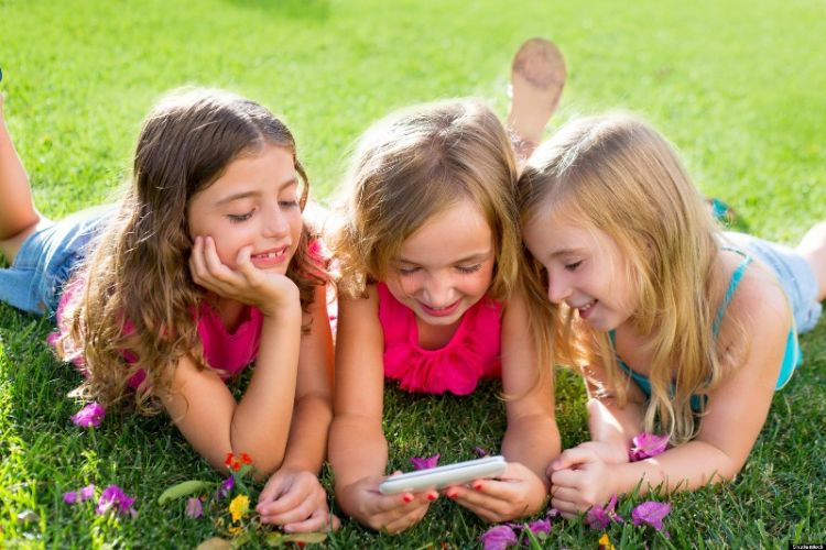 Ilustrasi saat anak bermain gadget bersama teman sebayanya. (credit: huffingtonpost.com)