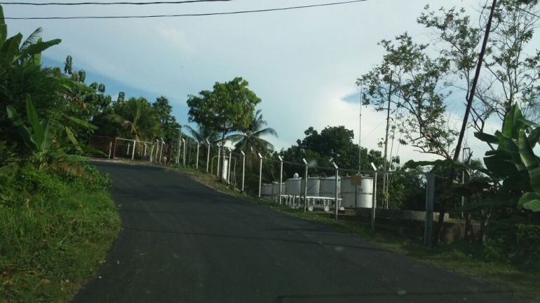 Gambar 5. Pipa-pipa dan tangki-tangki besar tempat penampungan minyak mentah hasil ekplorasi yang dilakukan Pertamina (sumber: dokpri)