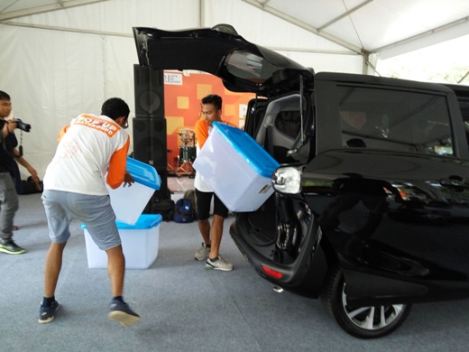 Game memasukkan container ke dalam All New Sienta (Foto milik Riap Windhu)