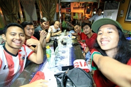 Beberapa diantara suporter Indonesia makan bersama usai laga Indonesia vs Filipina (Foto oleh: Aldo Fenalosa)