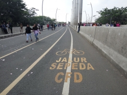 Jalur sepeda CFD di Bekasi. Bersepeda sudah punya jalur sendiri (dokpri)