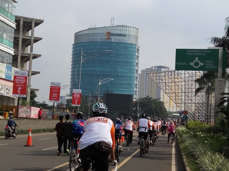 Sehat mengayuh sepeda sepanjang 7 kilometer melewatiFly Over KH Noer Ali di Fun Bike #PopUpPlayGround, Bekasi, Minggu 27 November 2016 (dokpri)