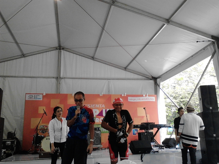 Pak Iskandar dan Kawannya sedang berbagi tips bersepeda (dokpri).