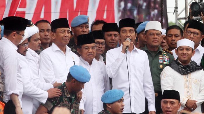 Jokowi di depan peserta aksi 212. (sumber foto: www.tribunnews.com)