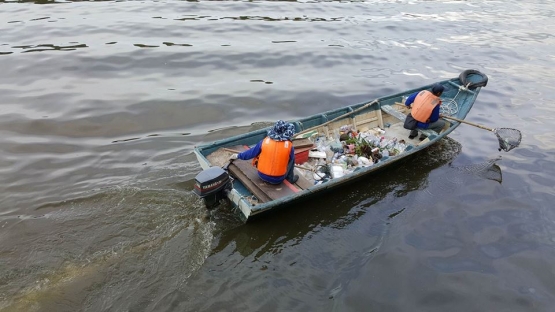 Petugas Kebersihan berkeliling menjaring sampah. Foto diambil saat Regatta. Sumber: Koleksi Pribadi
