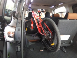 Mobil All New Sienta yang lega dapat menampung dua sepeda gunung sekaligus (dokpri)