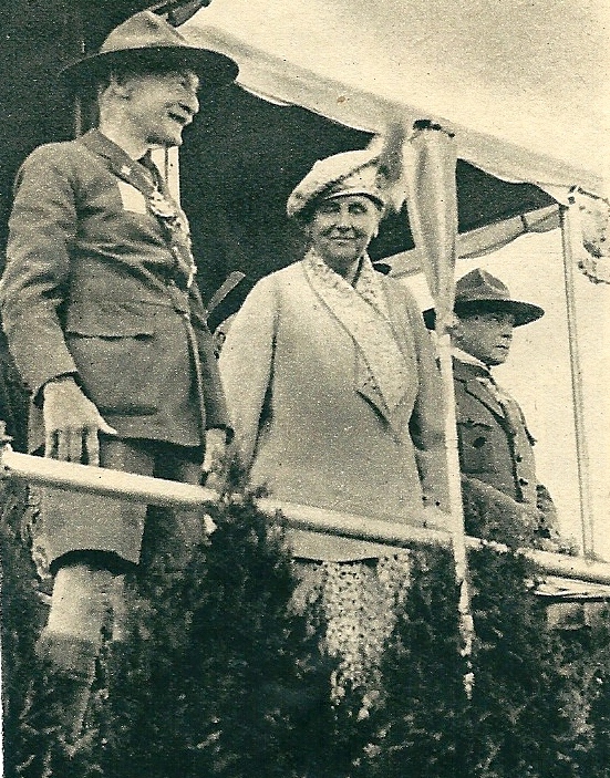 Bapak Pandu Sedunia, Lord Baden-Powell (kiri), bersama Ratu Wilhemina dari Belanda, saat upacara pembukaan Jambore Kepanduan Sedunia ke-5. (Foto: Istimewa)
