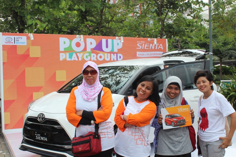 Berpose di depan all new sienta warna putih (dokpri)