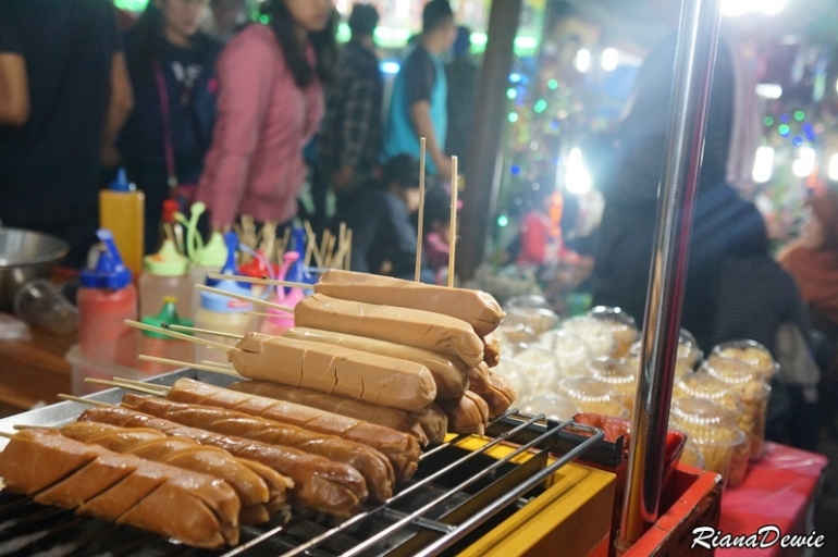 Sosis bakar masih eksis di pasar malam tahun ini