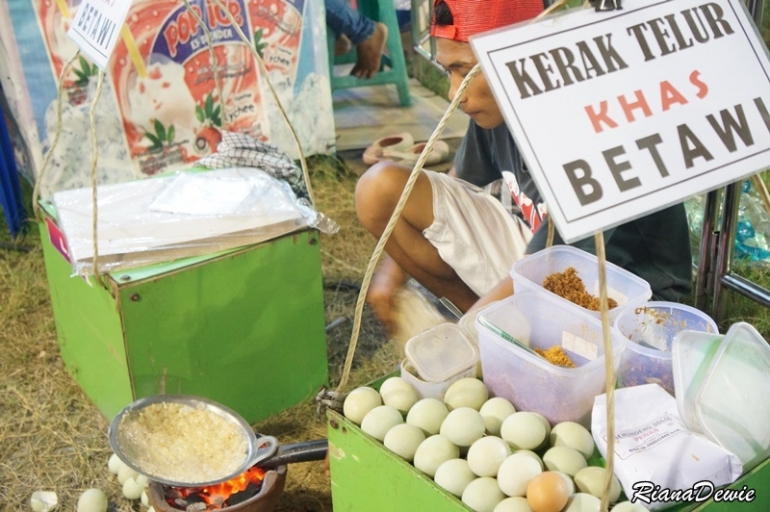 Kerak telor, jajanan mewah yang tak pernah absen saya nikmati setiap tahunnya