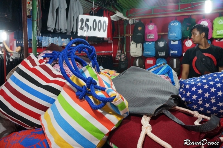 Tumpukan Tas Kece dengan harga Rp. 25 ribu saja :D