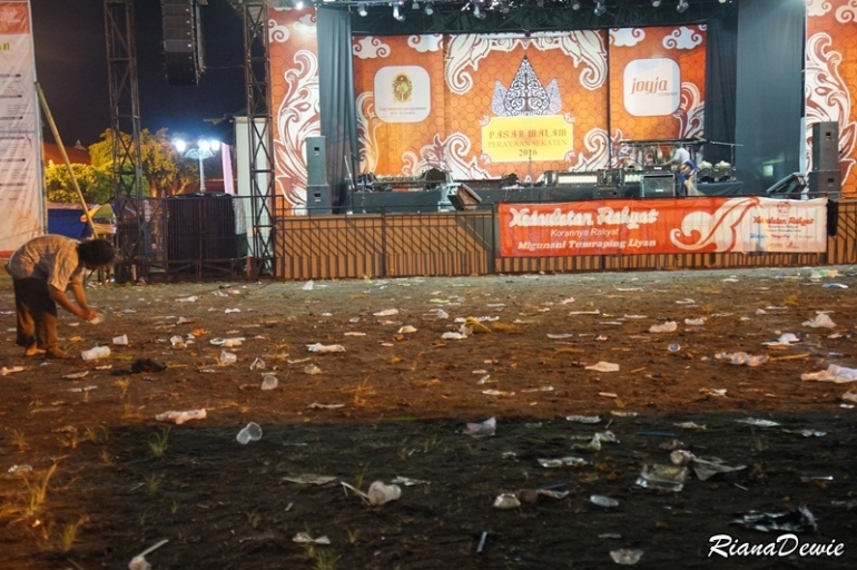 Penampakan sampah yang berserakan di area pasar malam sekaten Jogja 2016