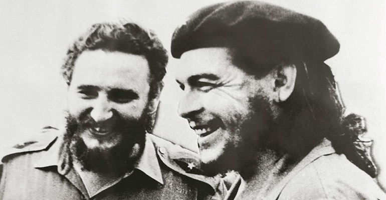 Fidel Castro dan sahabatnya asal Argentina, Che Guevara (img: fightbacknews.org)