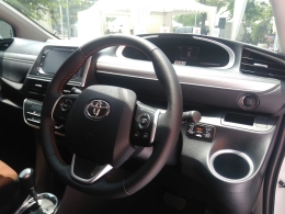 steering wheel yang ergonomis dan lekukan interior depan all new sienta (dokpri)