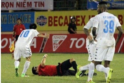 Momen saat Nguyen van Quyet hajar wasit / sumber foto : football channel asia