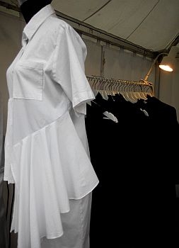 Warna putih dan hitam khas desain Namirah The Label