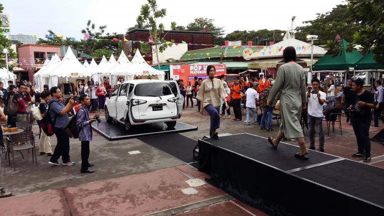 Area terbuka di The Plaza Flavor Bliss Alam Sutera digunakan dalam fashion show Unlock Your Weekend Fashion Bazaar. Foto: Arum Sato