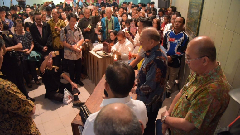 Pdt. Stephen Tong mengajak jemaat berdoa bersama (sumber: Facebook Reformed Injili Events)