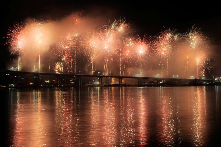 Jembatan Merah Putih : saat malam natal (http://foto.okezone.com/)